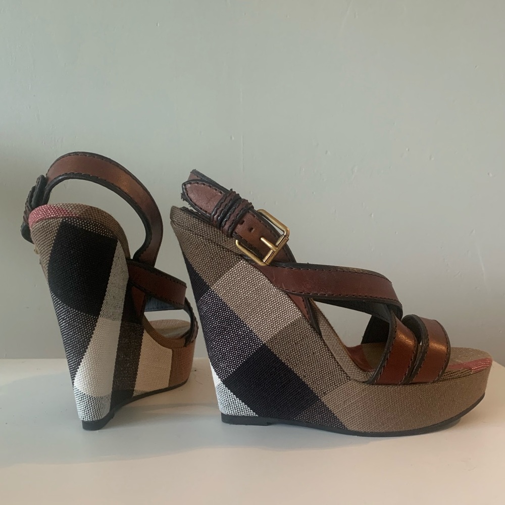 Classic Burberry wedges Sz39 Brand new w dust bag